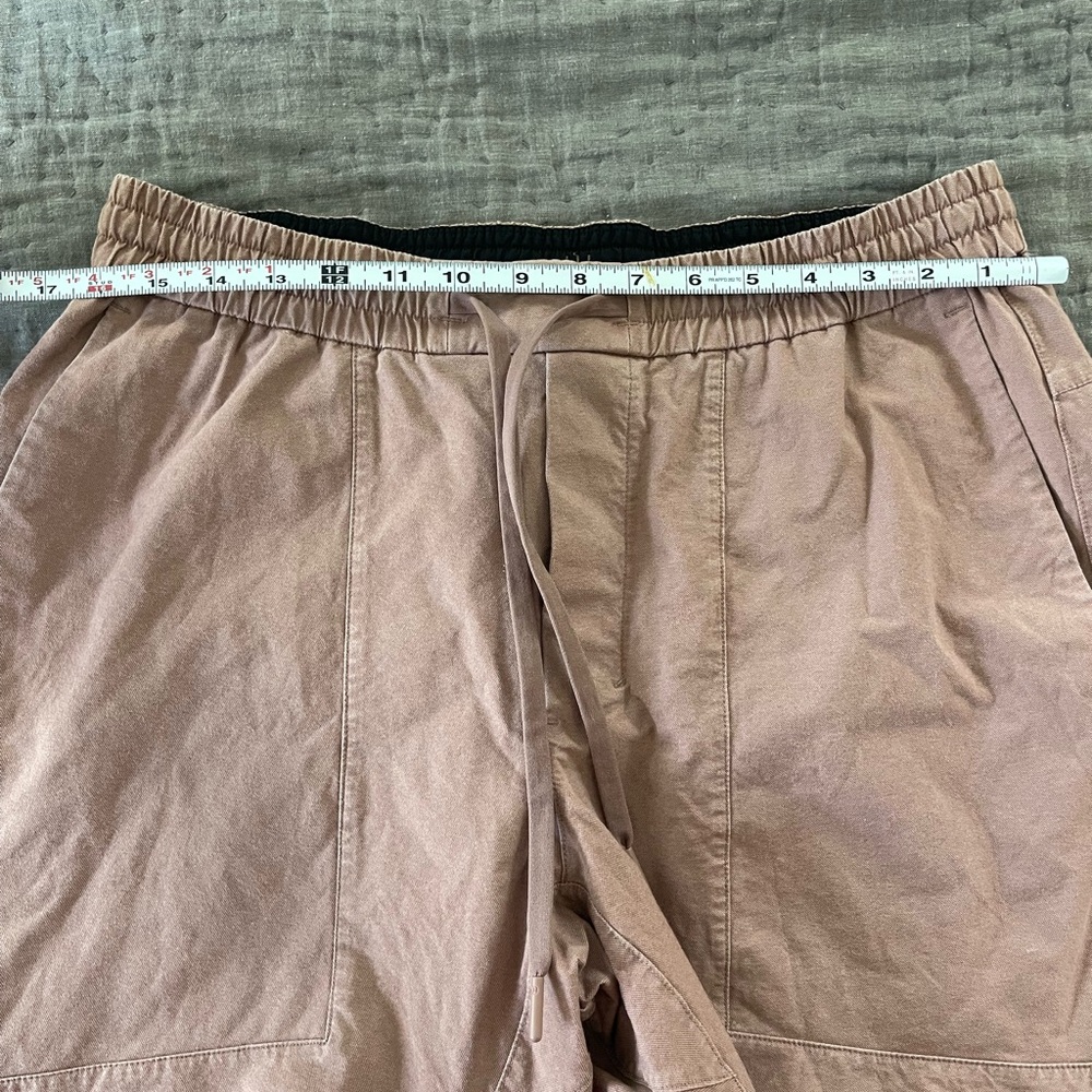 lululemon athletica Mens Bowline 8” Pinkish Tan Khaki Shorts Zip Pocket Sz Large - Picture 10 of 10